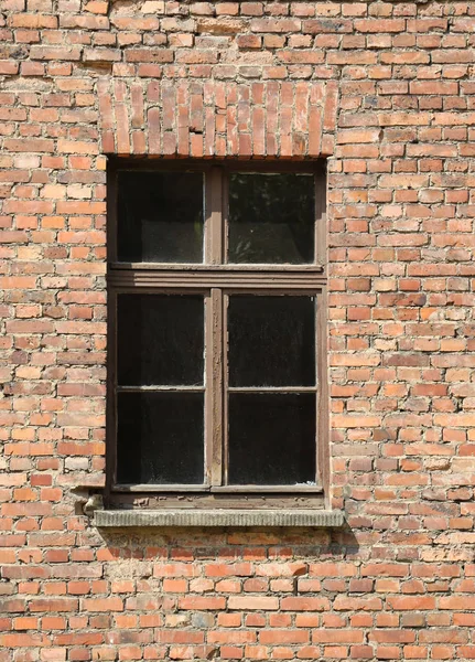 Pared de ladrillo con una ventana — Foto de Stock