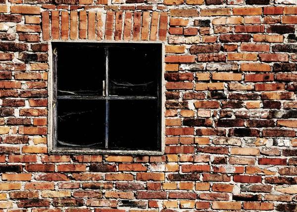 Vieja pared de ladrillo con una ventana rota — Foto de Stock