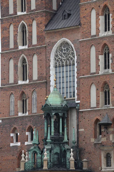 Buitenkant van de basiliek van St Mary s in Krakau Polen Europa — Stockfoto