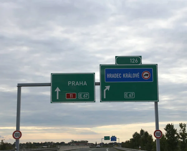 Señal de la autopista con indicaciones para llegar a la ciudad de Praga — Foto de Stock