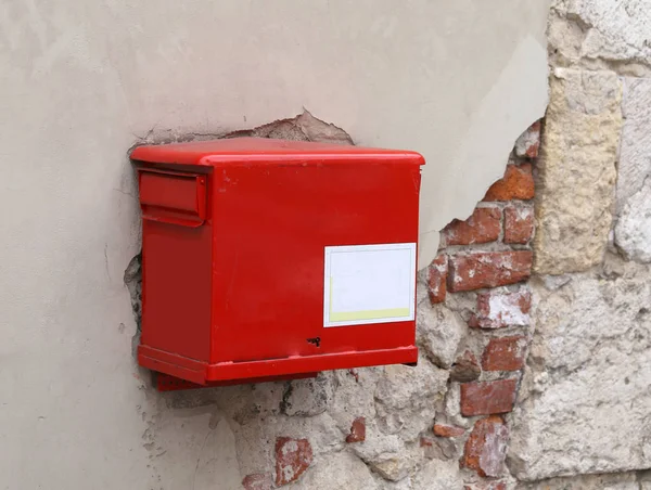 Rode postvak op de muur van de peeling — Stockfoto