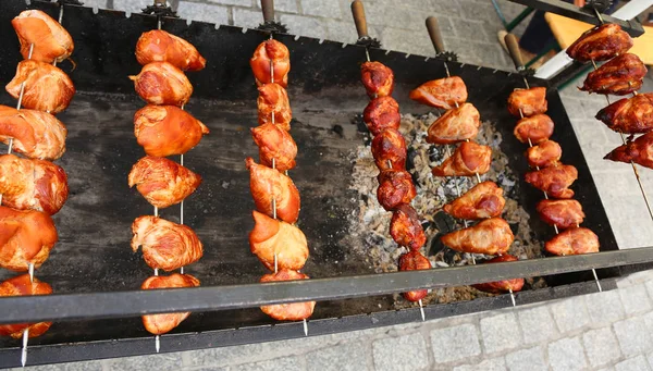 H carne espetada assada vendida na rua — Fotografia de Stock