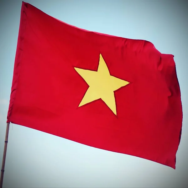 越南与大的黄色星挥舞着的红旗 — 图库照片