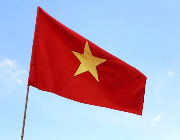 Bandeira vermelha do VIETNAM com a grande estrela amarela acenando — Fotografia de Stock
