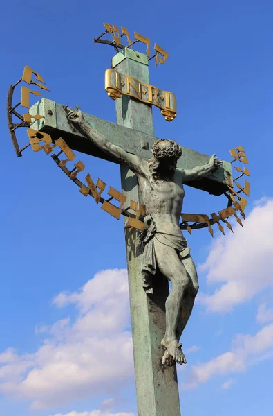 Old crucifix with the words over to the Charles Bridge — Stock Photo, Image