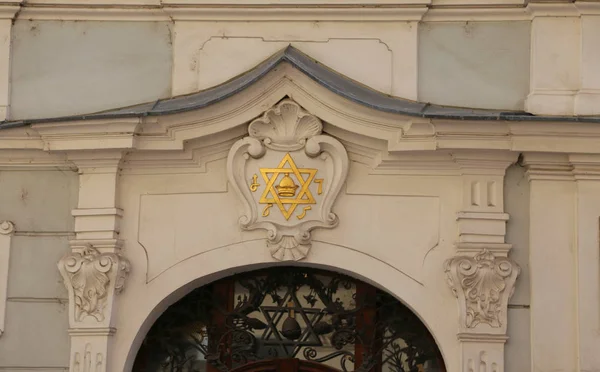 Ster van David boven de ingang van de synagoge — Stockfoto