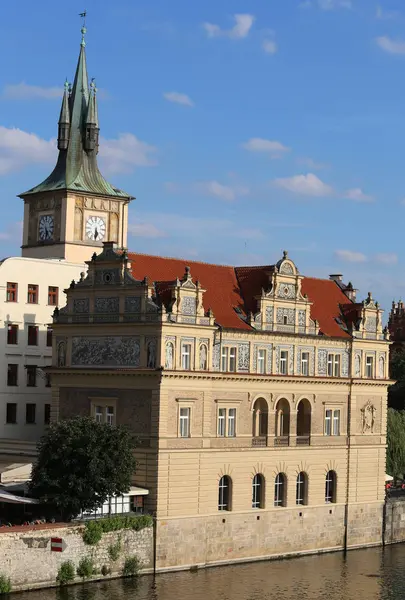 Будівництво біля річки Влтава, міста Прага — стокове фото