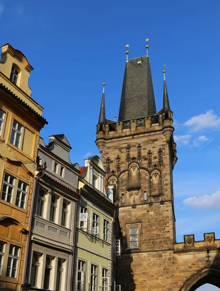 Высокая башня со стенами Карлова моста в Праге — стоковое фото