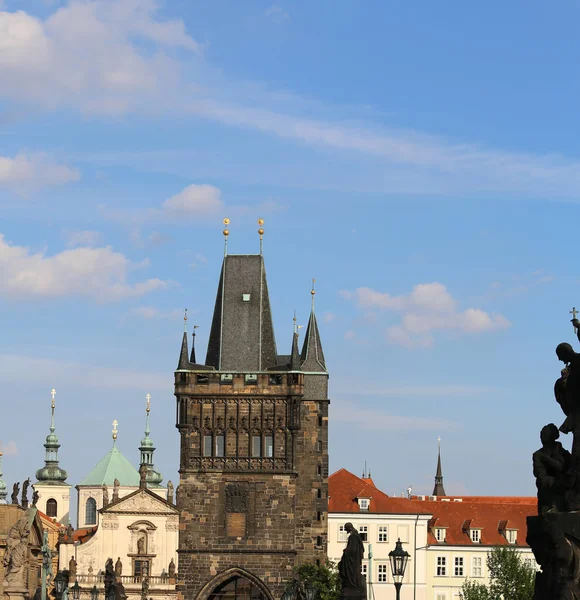 Висока вежа з зубчасті Карлового мосту в Празі старі — стокове фото