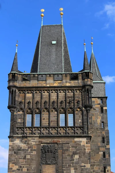 Högt torn med bröstvärnet över Karlsbron i Prag gamla — Stockfoto