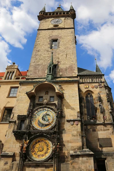 Стара вежа з астрономічним годинником в Празі — стокове фото
