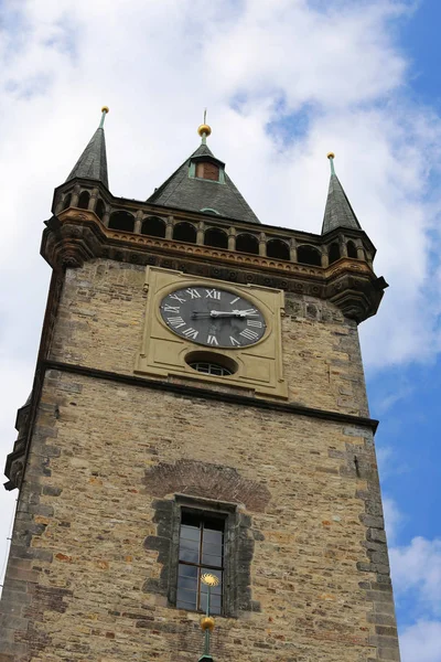 Detalhe de uma torre antiga em Praga, na República Checa — Fotografia de Stock