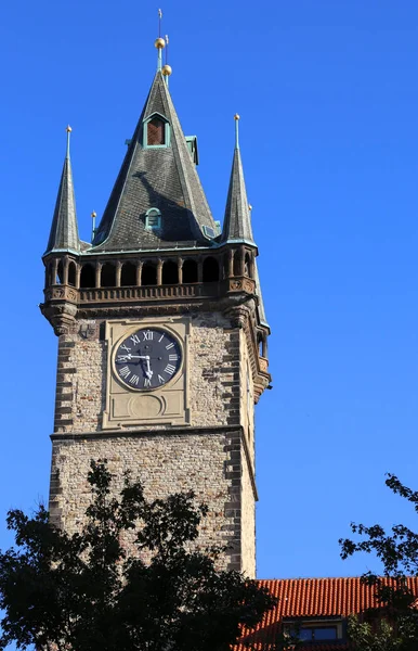 Gammalt medeltida torn med klocka på torget i Prag C — Stockfoto