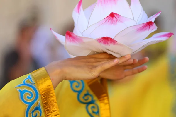 Flor de loto apoyada por las manos de la bailarina oriental — Foto de Stock