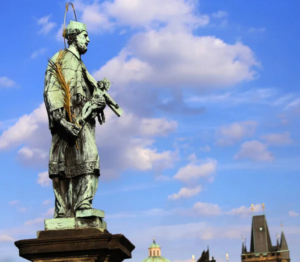 Estatua de bronce de Juan Nepomuceno con halo y crucifijo — Foto de Stock