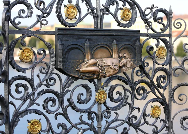 Antica statua in metallo di San Giovanni Nepomucene sdraiato sul Charles — Foto Stock