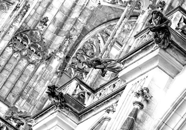 Gargoyles in Saint Vitus Cathedral in Prague — Stock Photo, Image