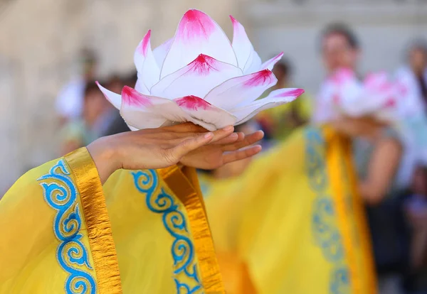 Blomma lotus stöds av händerna på den unga orientaliska dansaren — Stockfoto