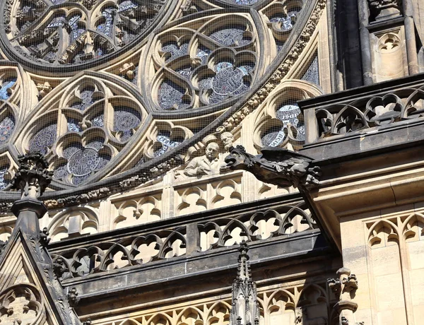 Jedna z mnoha chrliče do katedrály svatého Víta v Praze — Stock fotografie