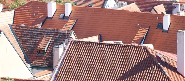Viele rote Ziegel auf den Dächern der Häuser — Stockfoto