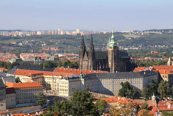 Uitzicht op de kathedraal en het kasteel van Praag in de Tsjechische Republiek — Stockfoto
