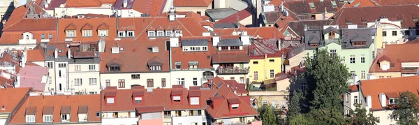 Techos con muchas tejas rojas en una ciudad europea — Foto de Stock