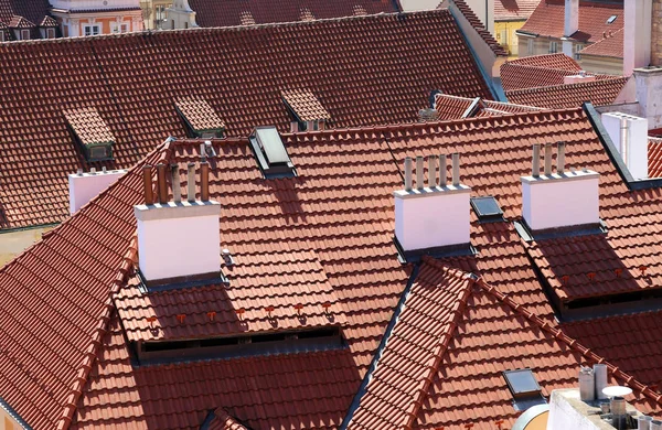 Muchos azulejos rojos en los techos de las casas de las ciudades europeas — Foto de Stock