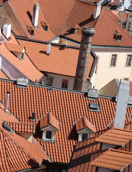 Muchos azulejos en los techos de las casas — Foto de Stock