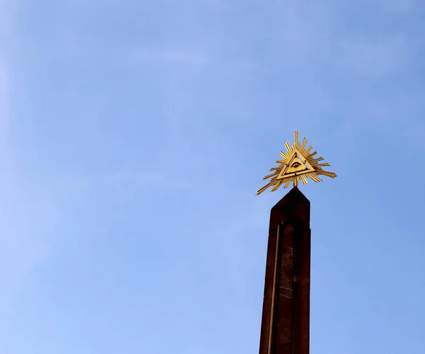 Símbolo de la trinidad con triángulo y un ojo — Foto de Stock