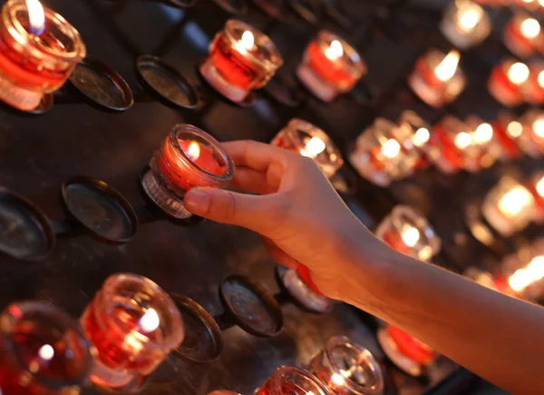 Mano di bambino accende una candela in chiesa e poi dice un pr — Foto Stock