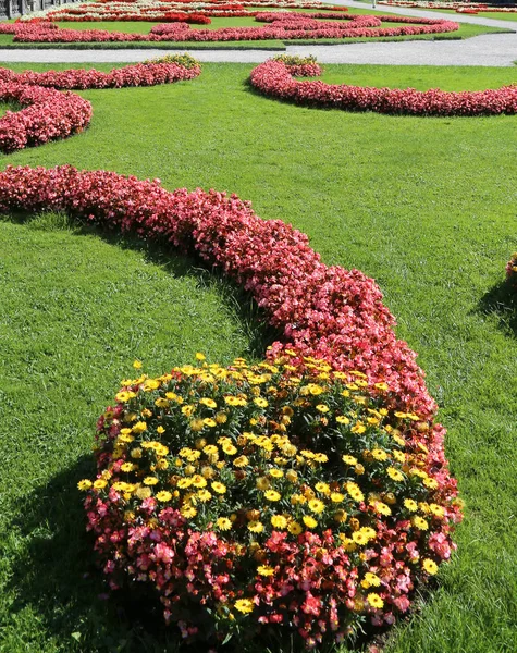 Jardín con muchos macizos de flores en un parque europeo de la ciudad — Foto de Stock