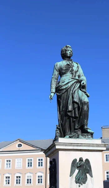 伟大的作曲家莫扎特在广场的大型雕像 — 图库照片