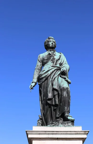 Estatua del gran compositor Mozart con el fondo de la b — Foto de Stock