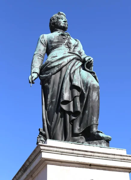 Big statue of the composer Mozart with the background of the blu — Stock Photo, Image