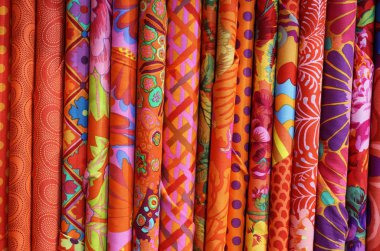 Batik tekniği ile birçok renkli kumaşlar denir