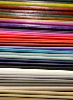 Satılık hakiki deri birçok renkli çizgiler