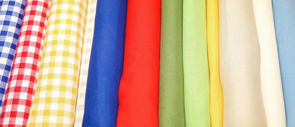 Tela de colores para la venta en los estantes de mercería — Foto de Stock