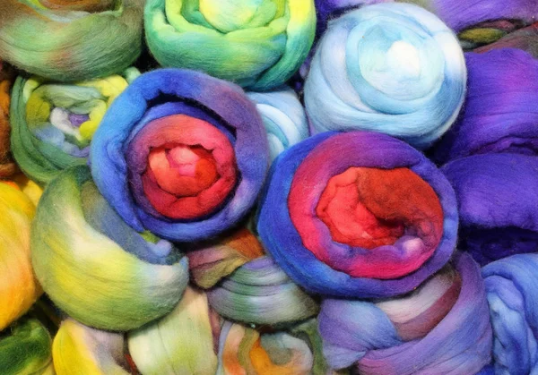 Bolas macias de lã macia para as criações de camisolas da moda — Fotografia de Stock