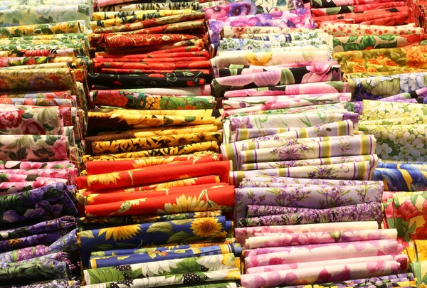 Farbige Stoffe mit einer Technik namens Batik — Stockfoto