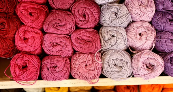 Lotes de lana suave para la venta bolas en tienda de tela — Foto de Stock