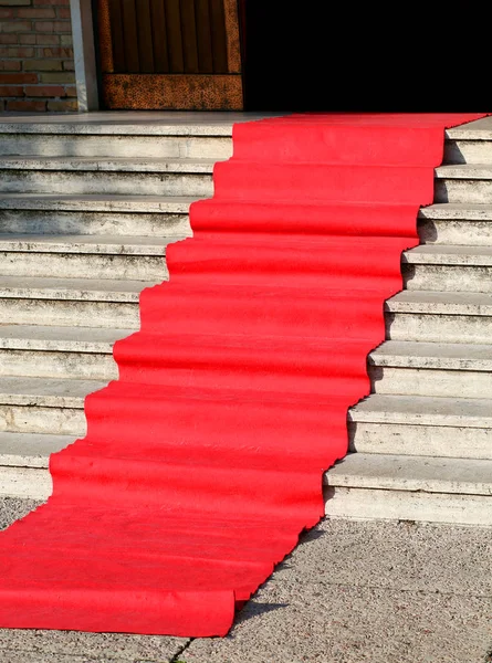 Schodiště s červeným kobercem — Stock fotografie