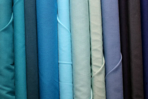 Tela de color a la venta en la tienda textil y textil — Foto de Stock