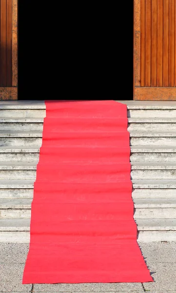 Escadaria com tapete vermelho para a entrada — Fotografia de Stock