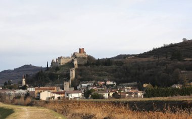 Soave eski kale Ortaçağ duvarları olan tepenin üzerinde tünemiş 