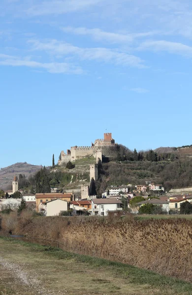 Соаве Верона Италия Замок со средневековыми стенами — стоковое фото