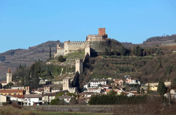 Soave Verona Италия Древний замок со средневековыми стенами — стоковое фото