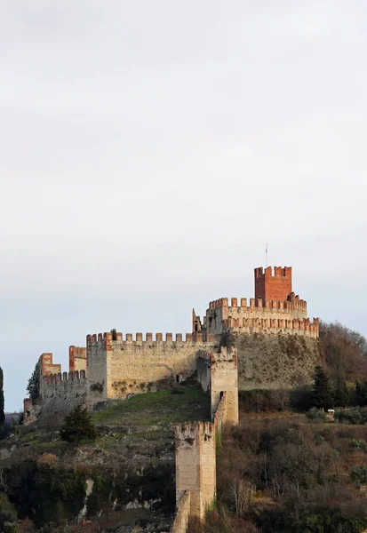 Castle of Soave with the medieval walls perched on the hill in t — Stock Photo, Image