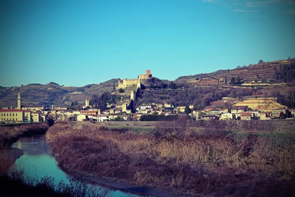 Soave eski kale Ortaçağ duvarları olan tepenin üzerinde tünemiş — Stok fotoğraf