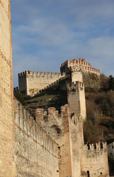 Castillo Soave antigua prisión medieval en la provincia de Verona i —  Fotos de Stock