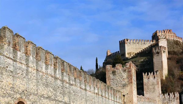 Soave Verona Itália Castelo antigo com muralhas medievais — Fotografia de Stock